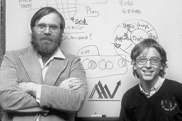 بیل گیتس در کنار دوست دوران مدرسه‌اش پل آلن - این دو در کنار هم مایکروسافت را پایه‌گذاری کردند ...