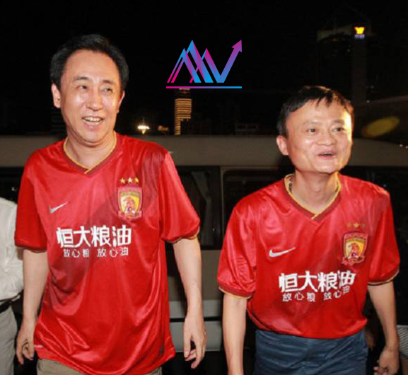 هوی کایان در کنار جک ما (مالک شرکت اینترنتی علی‌بابا) - دو مالک باشگاه فوتبال گوانگژو اورگرند