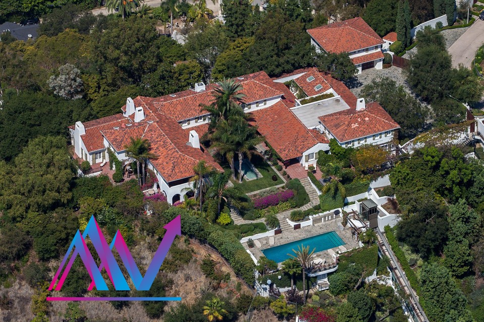 خانه لوکس بزوس در بورلی هیلز ایالت کالیفرنیا حدود 13 میلیون دلار قیمت داشته و در همسایگی تام کروز بازیگر معروف هالیوودی است.